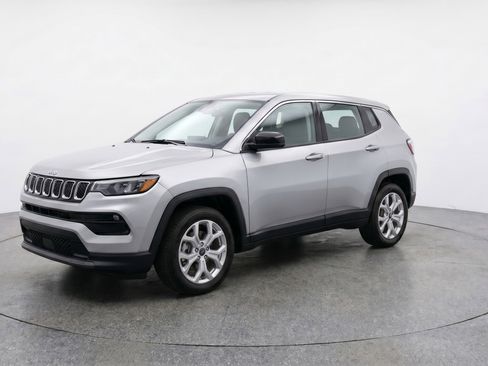 Used 2025 Jeep Compass Latitude AWD/4WD image 3