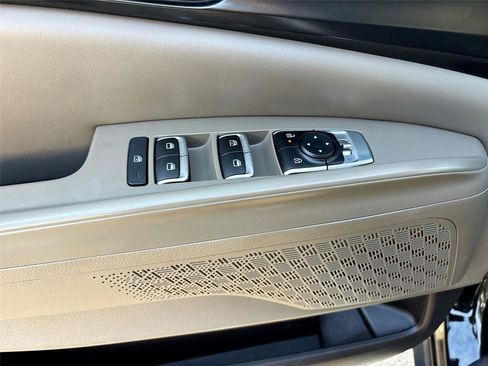 Used 2025 Kia Carnival FWD image 18