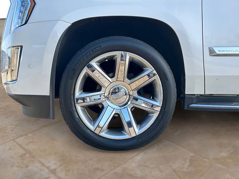 Used 2020 Cadillac Escalade ESV Luxury image 30