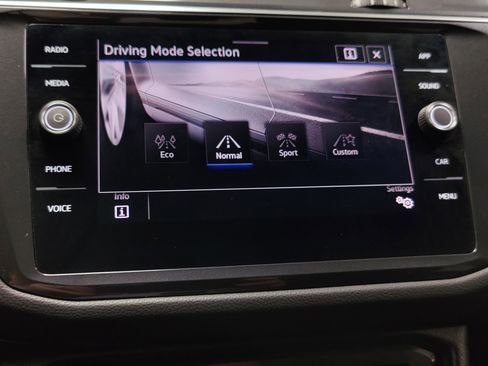 Certified 2022 Volkswagen Tiguan SE image 21