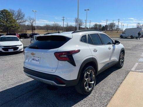 Used 2025 Chevrolet Trax LT w/ LT Convenience Package image 6