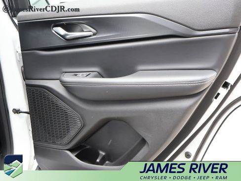 Used 2025 Jeep Grand Cherokee Altitude AWD/4WD image 11