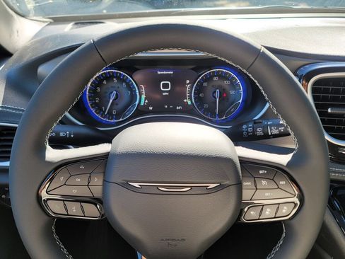 New 2027 Chrysler Pacifica Limited w/ Family Tech Group AWD/4WD image 38