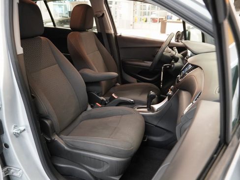 Used 2021 Chevrolet Trax LS image 31