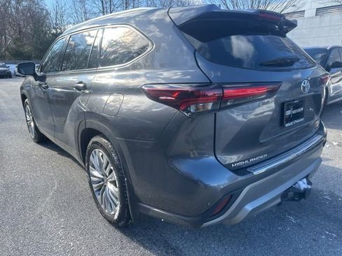 Used 2025 Toyota Highlander Platinum image 4