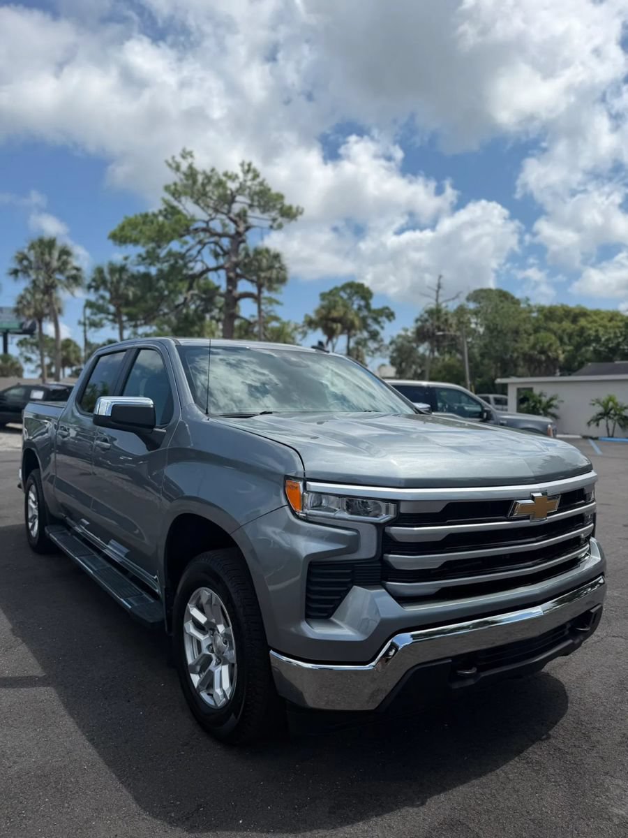 Used 2024 Chevrolet Silverado 1500 LT AWD/4WD image 3