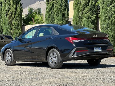 Used 2025 Hyundai Elantra SE FWD image 6