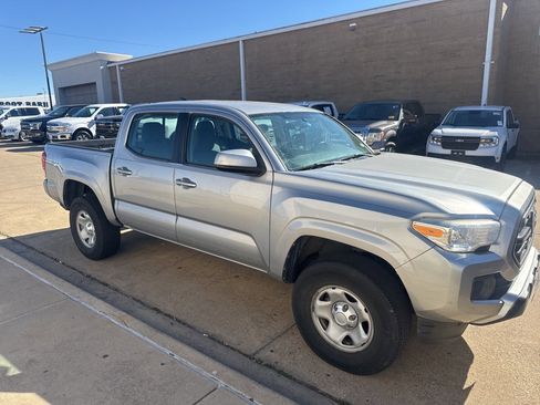 Used 2017 Toyota Tacoma SR image 3