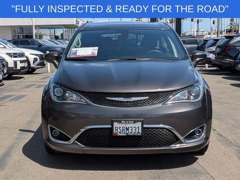Used 2020 Chrysler Pacifica Touring FWD image 2