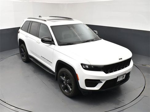 Used 2023 Jeep Grand Cherokee Altitude image 13