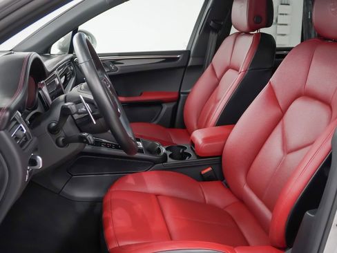 Certified 2025 Porsche Macan image 5