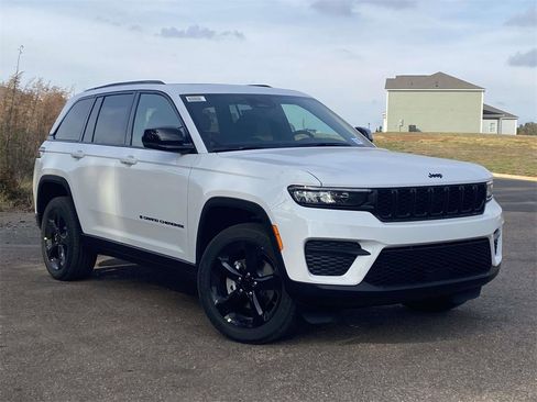 New 2025 Jeep Grand Cherokee Altitude image 31