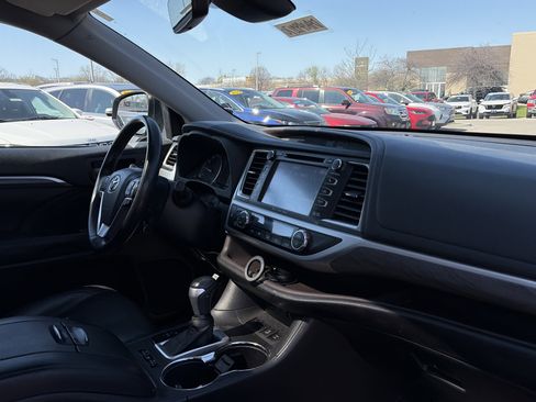 Used 2018 Toyota Highlander Limited w/ Protection Package #3 AWD/4WD image 16