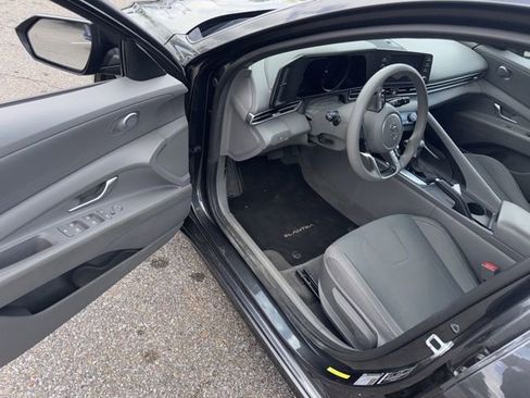 Used 2022 Hyundai Elantra SEL FWD image 8