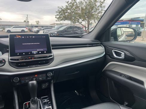 Used 2025 Jeep Compass Limited image 35