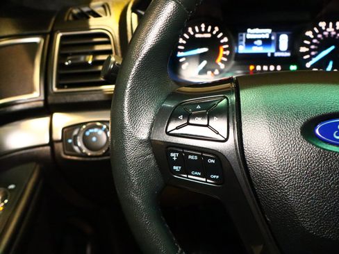 Used 2019 Ford Explorer XLT image 11