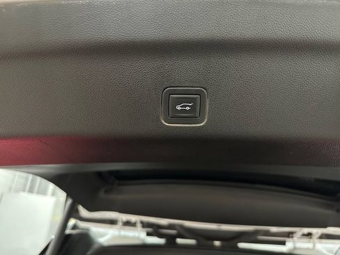 Used 2024 GMC Yukon XL Denali Ultimate AWD/4WD image 39