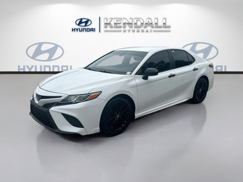 Used 2019 Toyota Camry SE FWD image 3