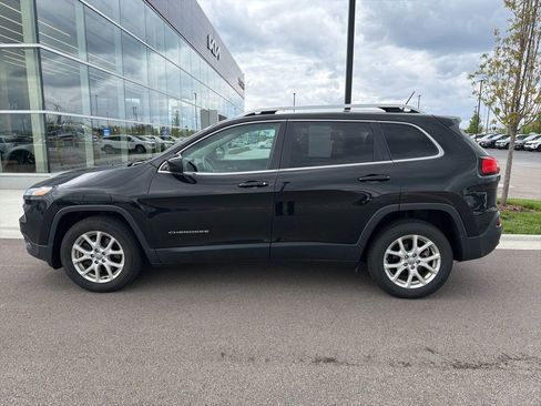 Used 2018 Jeep Cherokee Latitude FWD image 3