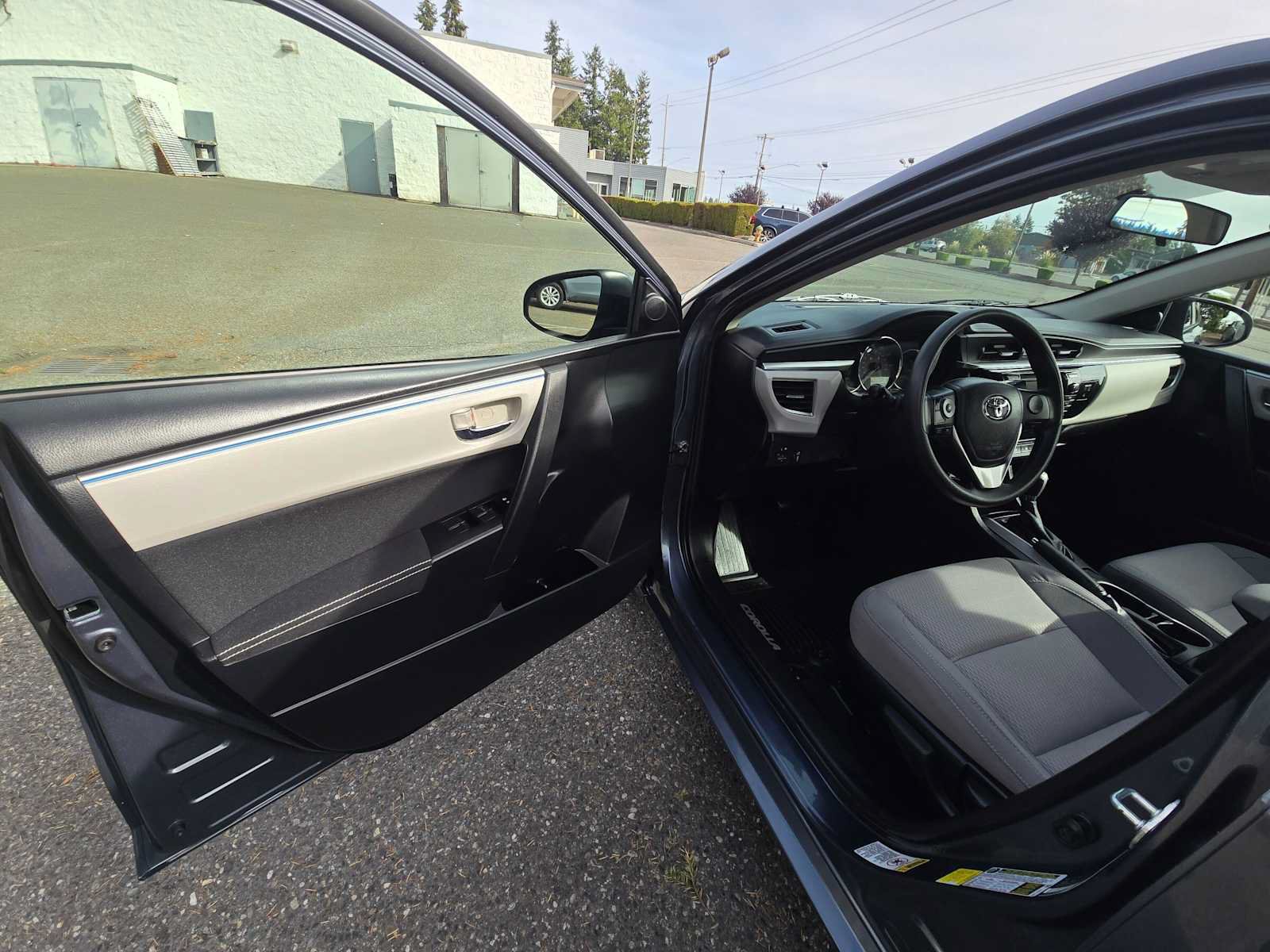 Used 2014 Toyota Corolla LE FWD image 18