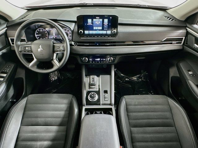 Used 2024 Mitsubishi Outlander SE Black Edition FWD image 12