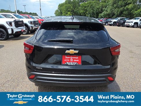 New 2026 Chevrolet Trax LS w/ LS Convenience Package FWD image 7