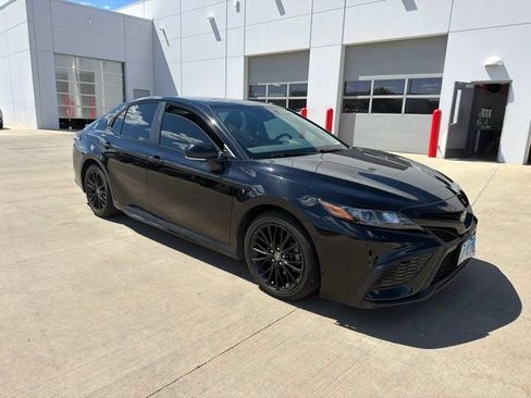Used 2022 Toyota Camry SE w/ Carpet Mat Package (TMS) FWD image 2