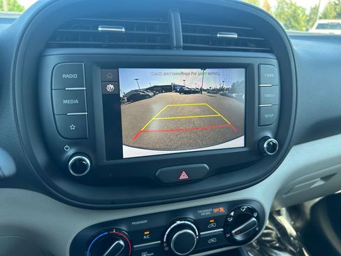 Used 2024 Kia Soul LX w/ Option Group 015 FWD image 17
