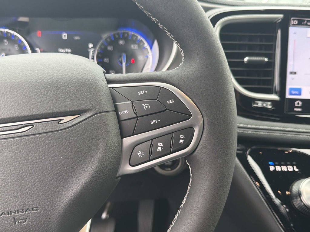 New 2027 Chrysler Pacifica Select AWD/4WD image 10