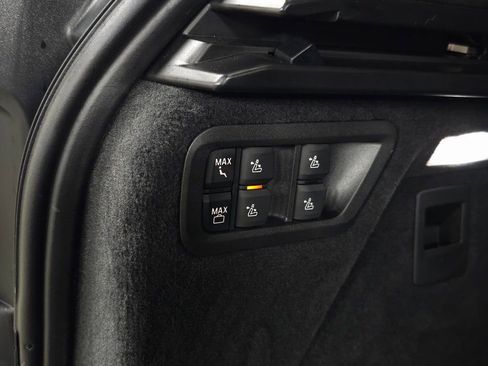 Used 2025 BMW X7 M60i w/ Climate Comfort Package image 9