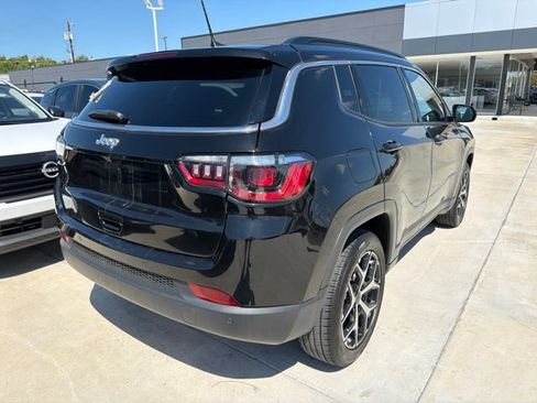 Used 2025 Jeep Compass Limited AWD/4WD image 4
