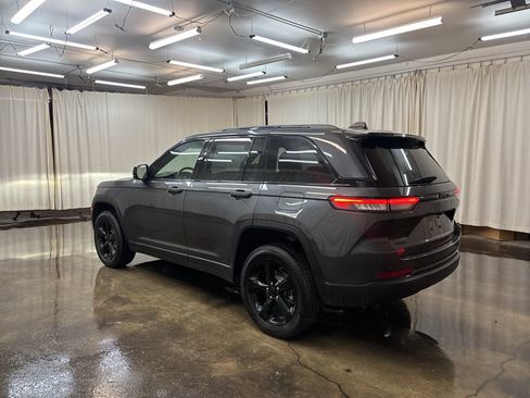 Used 2023 Jeep Grand Cherokee Altitude AWD/4WD image 10