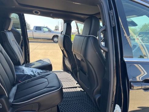 New 2026 Chrysler Pacifica Limited FWD image 19