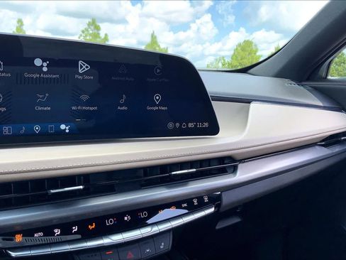 Used 2024 Cadillac XT4 Luxury w/ Cold Weather Package FWD image 35