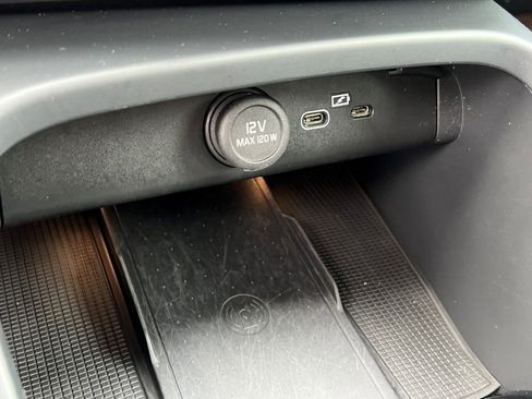 Certified 2023 Volvo C40 P8 Recharge Ultimate image 32