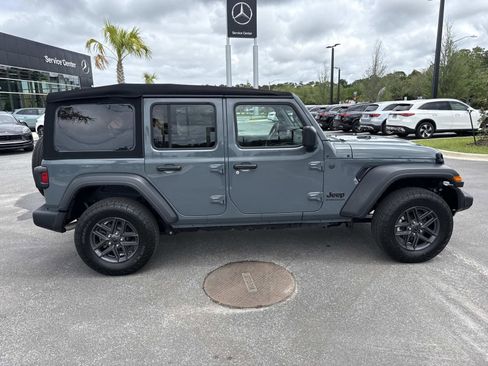 Used 2024 Jeep Wrangler Unlimited Sport AWD/4WD image 2