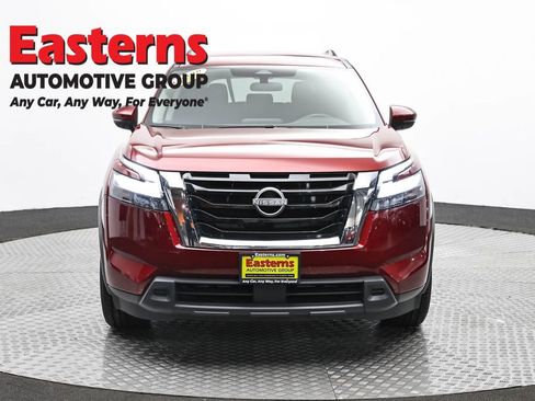 Used 2025 Nissan Pathfinder SV FWD image 2