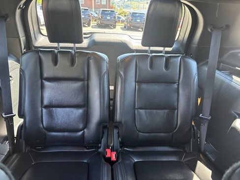 Used 2017 Ford Explorer XLT w/ Equipment Group 202A AWD/4WD image 31