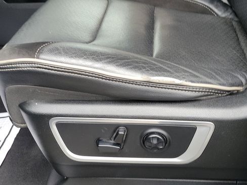 Used 2019 RAM 1500 Laramie AWD/4WD image 16