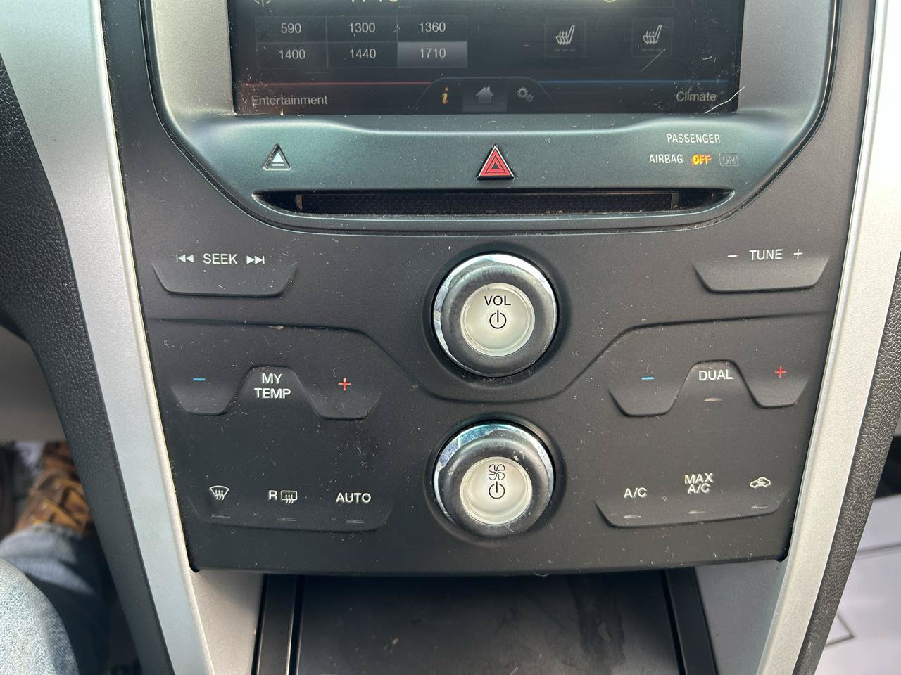 Used 2015 Ford Explorer XLT w/ Equipment Group 202A AWD/4WD image 26