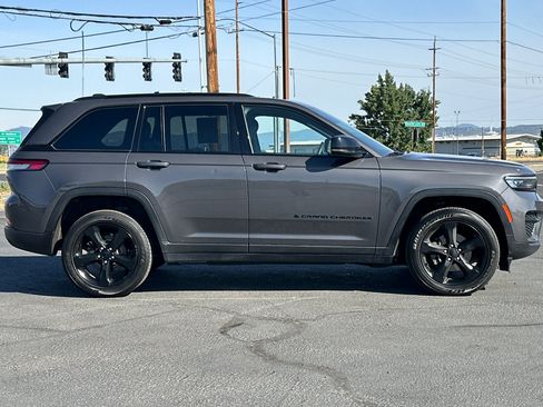 Used 2024 Jeep Grand Cherokee Altitude AWD/4WD image 3