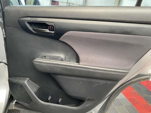 Used 2020 Toyota Highlander L AWD/4WD image 10