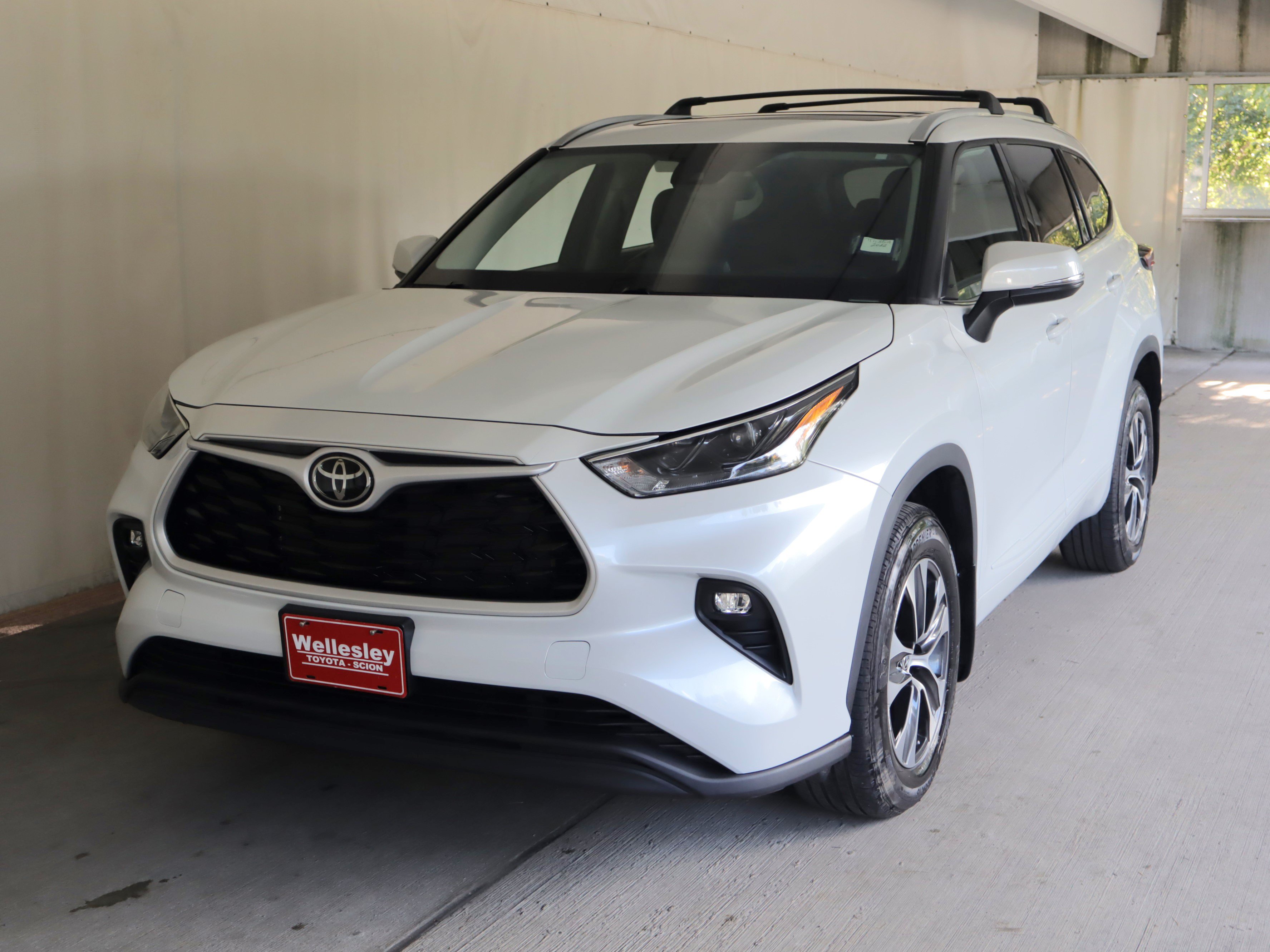 Used 2022 Toyota Highlander XLE AWD/4WD image 27