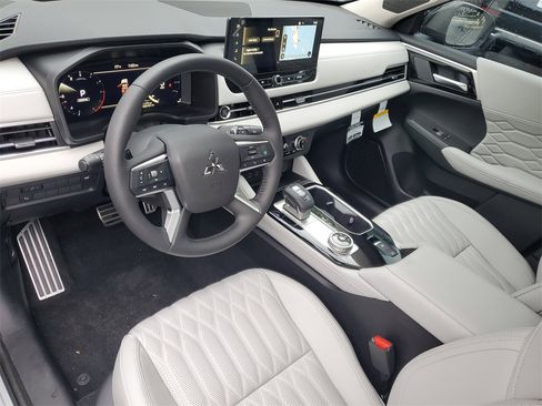 New 2025 Mitsubishi Outlander AWD image 13