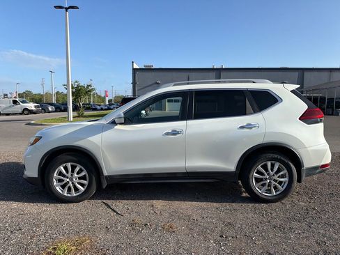 Used 2018 Nissan Rogue SV image 2