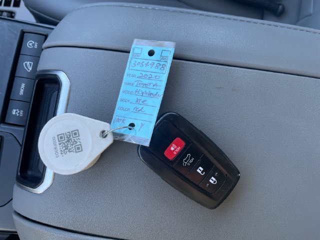 Used 2020 Toyota Highlander XLE AWD/4WD image 18