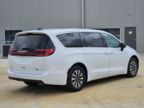 Used 2024 Chrysler Pacifica Limited FWD image 7