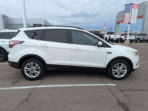 Used 2017 Ford Escape SE w/ Equipment Group 201A FWD image 3