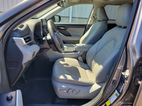 Used 2020 Toyota Highlander XLE AWD/4WD image 20