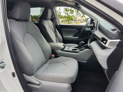Used 2023 Toyota Highlander L image 18